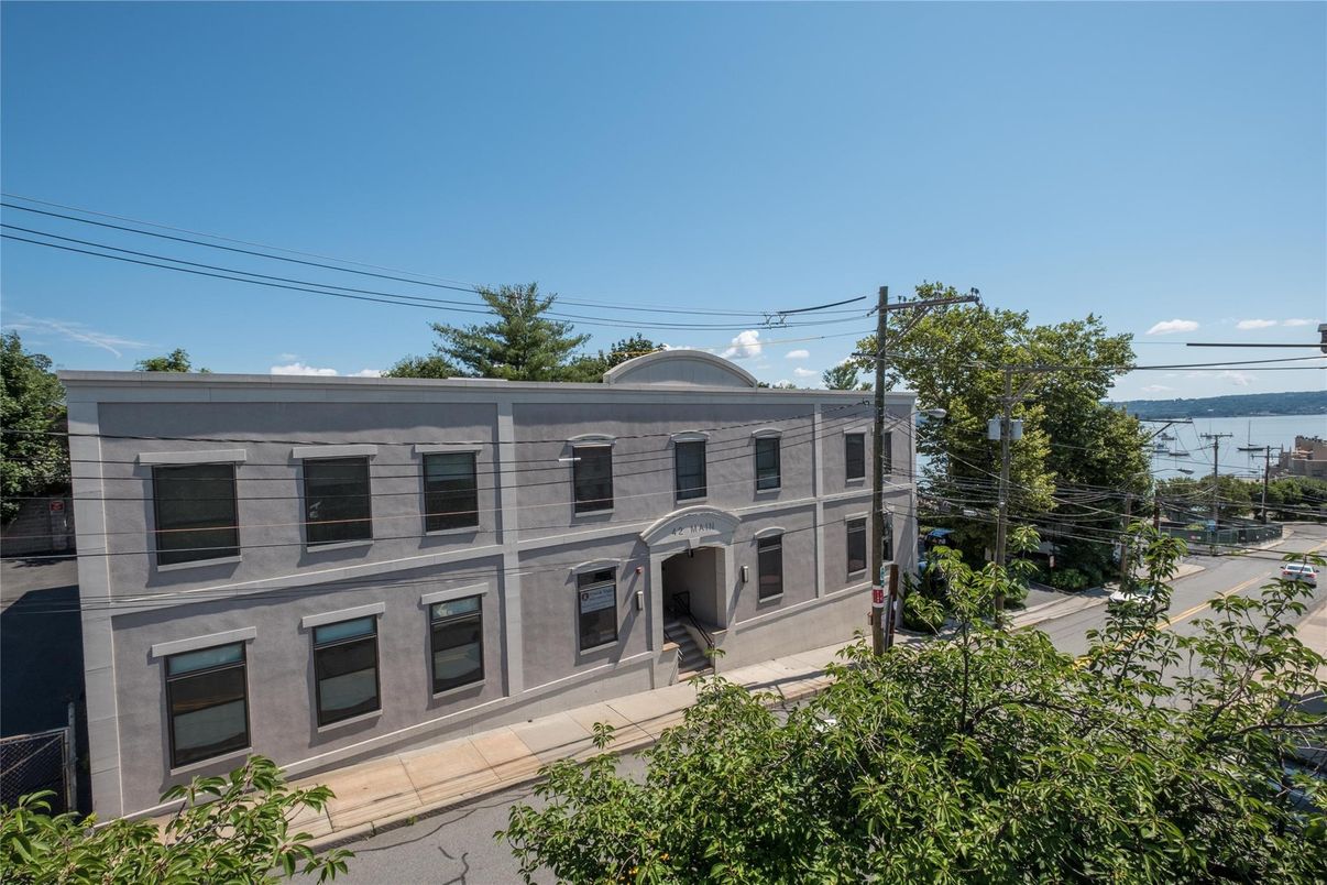 Exterior, Facade, Water, Rowhouse