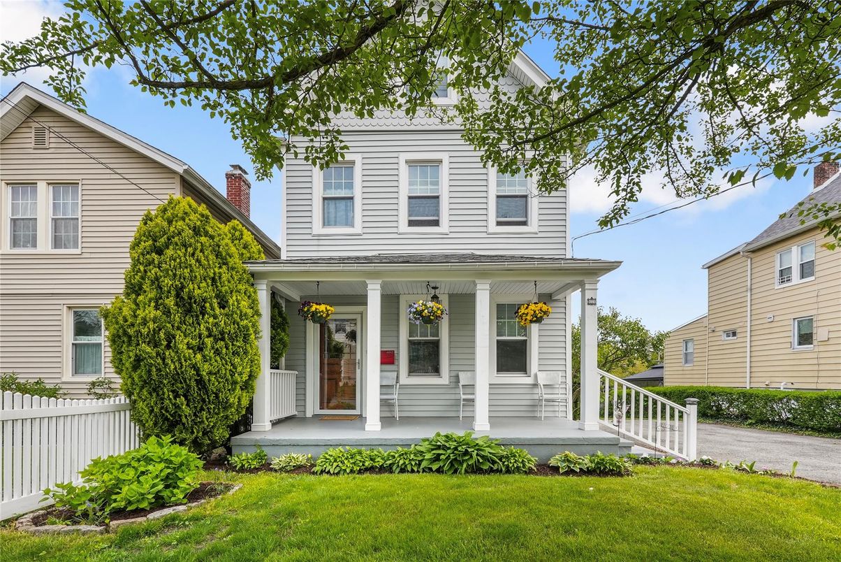 Exterior, Facade, American Foursquare