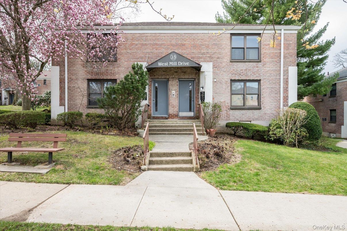 Exterior, Facade, Brick Facade, Georgian