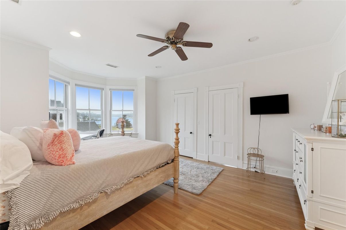 Bedroom, Interior, Recessed Lighting, Water, Wood Texture Flooring