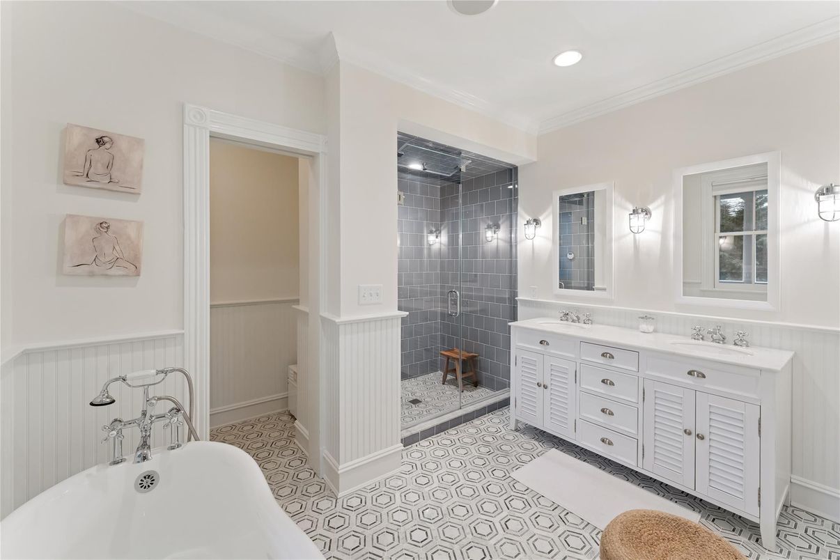 Bathroom, Dual Sink Vanities, Interior, Recessed Lighting