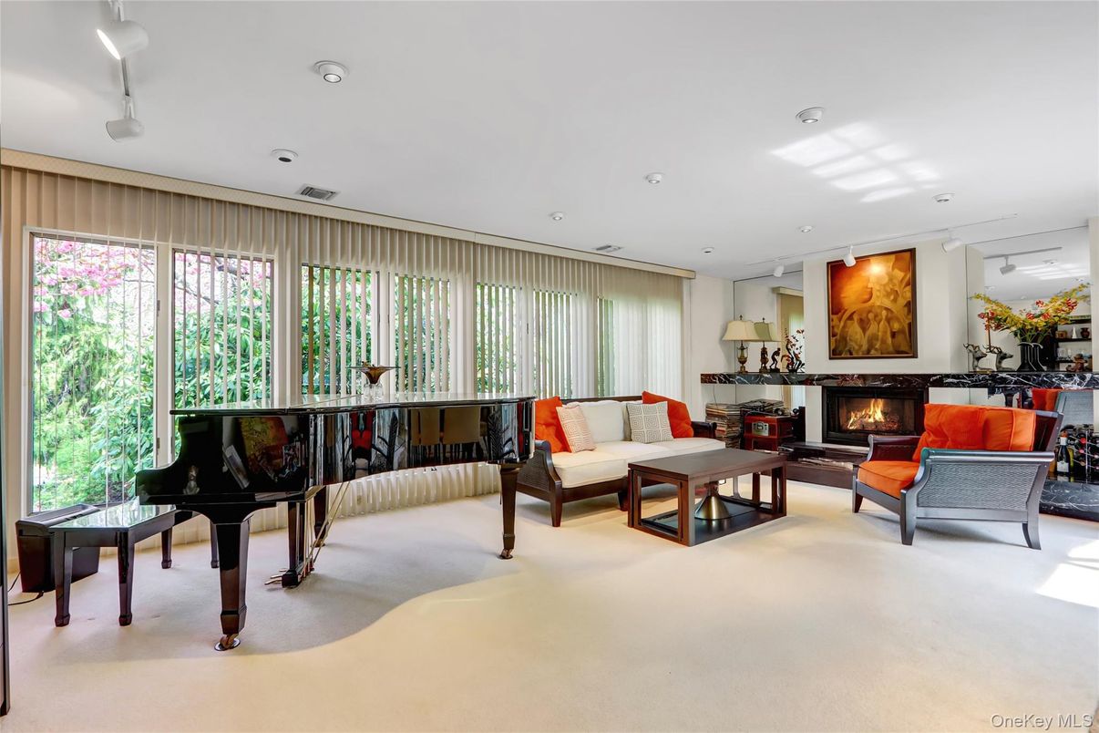 Fireplace, Interior, Living room, Piano, Recessed Lighting