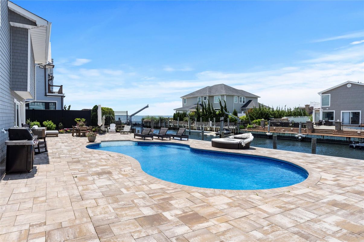 Exterior, Pool, Water