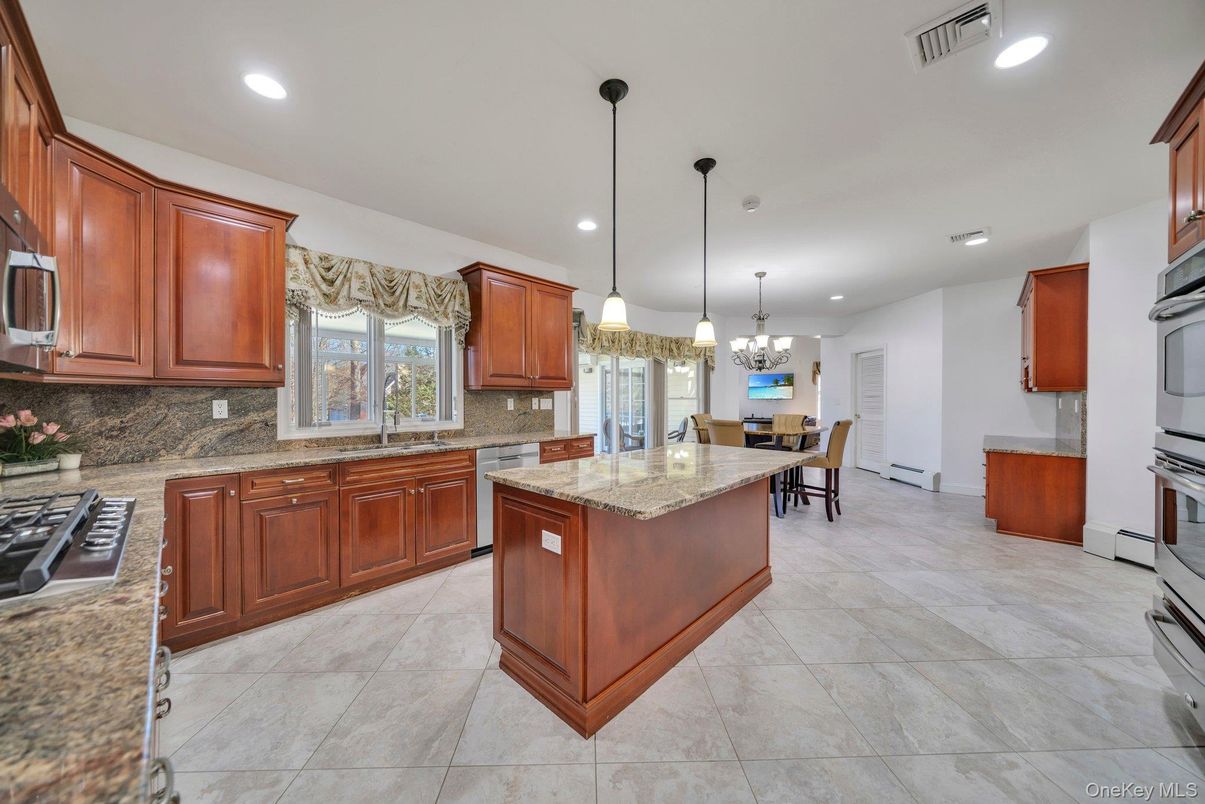 Dining room, Interior, Kitchen, Pendant Lights, Recessed Lighting, Stainless Steel Appliances
