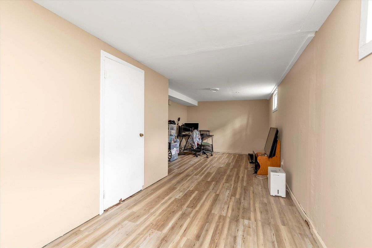 Fitness Equipment, Interior, Recessed Lighting, Wood Texture Flooring