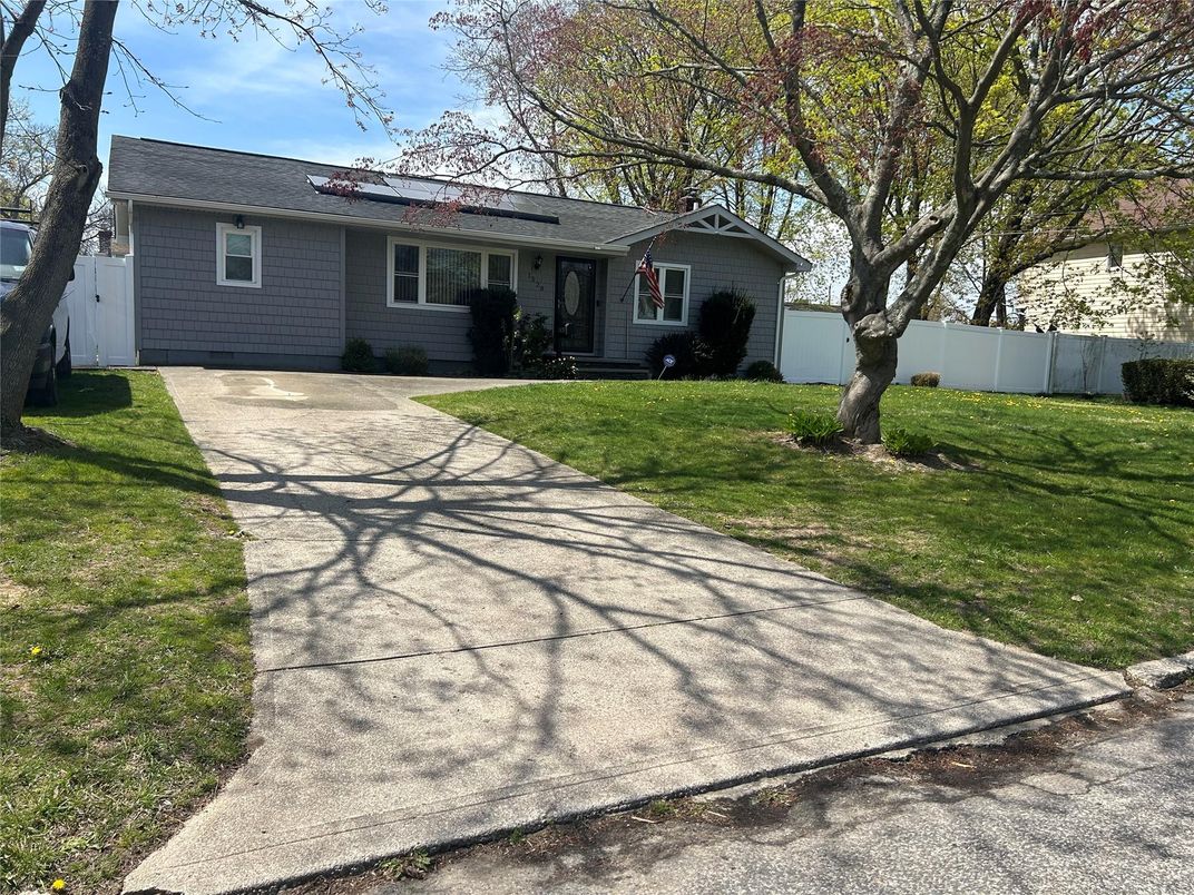 Exterior, Facade, Ranch