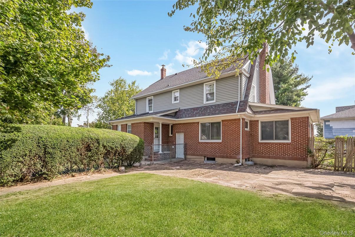 Backyard, Exterior, Facade, Brick Facade, American Foursquare