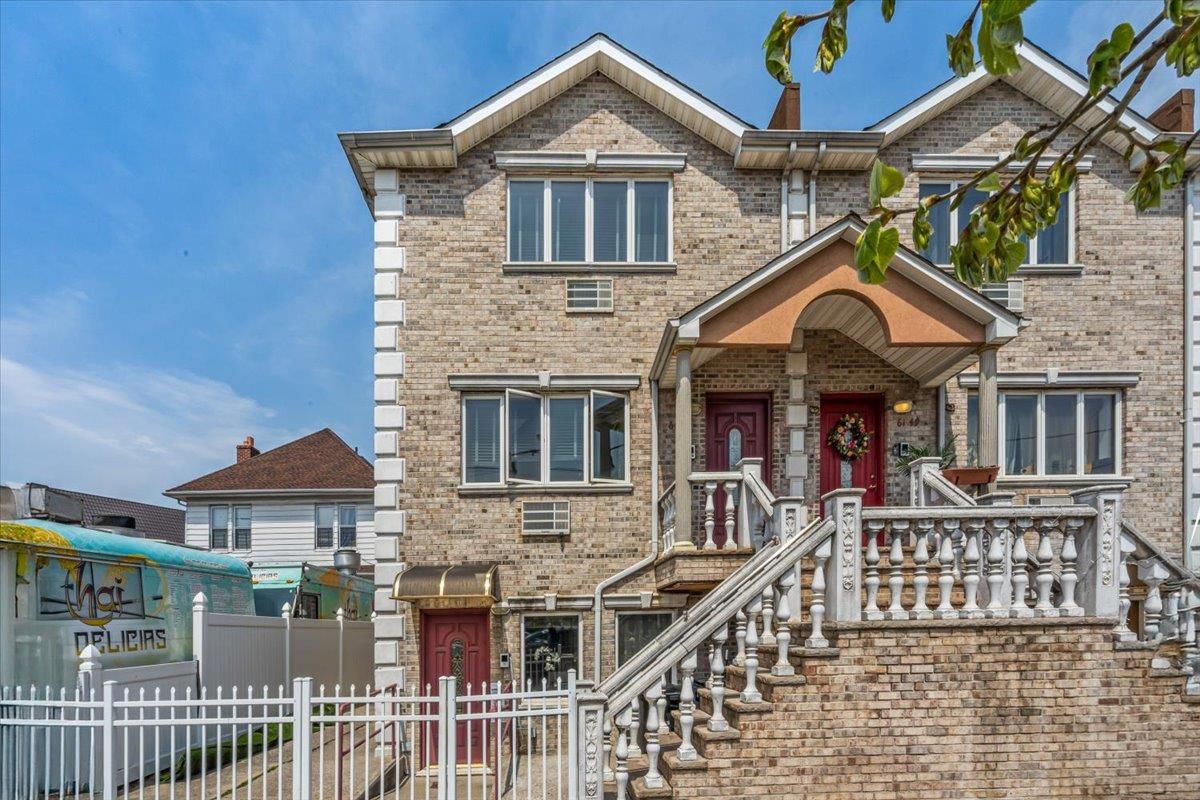 Exterior, Facade, Brick Facade, Rowhouse