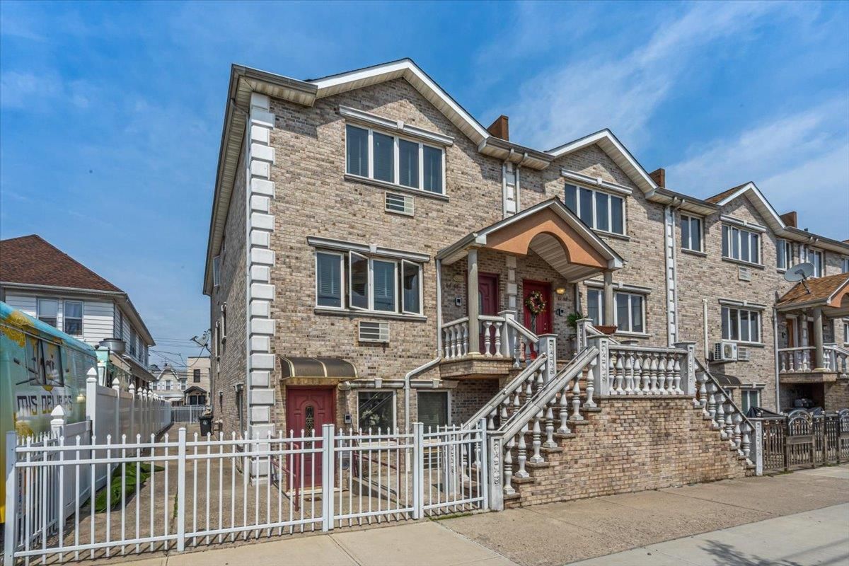 Exterior, Facade, Brick Facade, Rowhouse