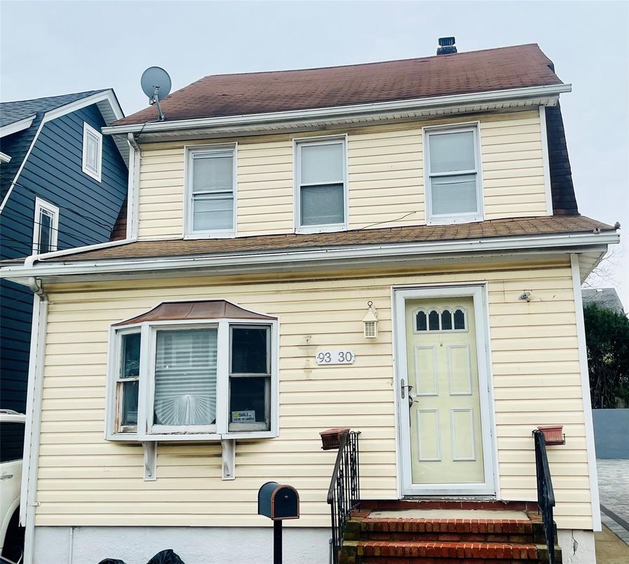 Exterior, Facade, American Foursquare