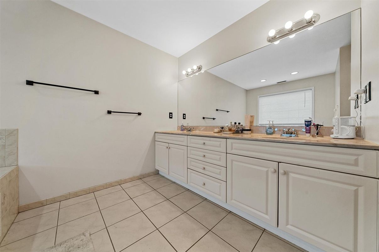 Bathroom, Dual Sink Vanities, Interior, Recessed Lighting