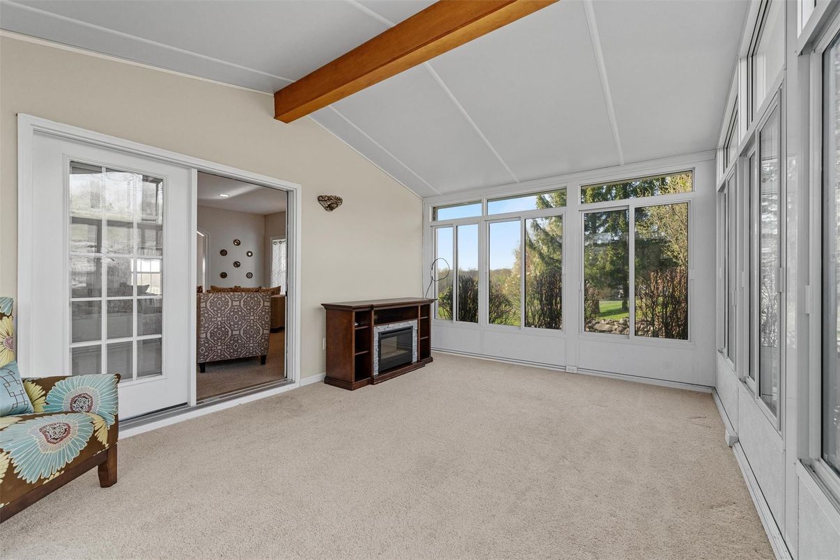 Empty room, Interior, Sun Room, Wooden Beams