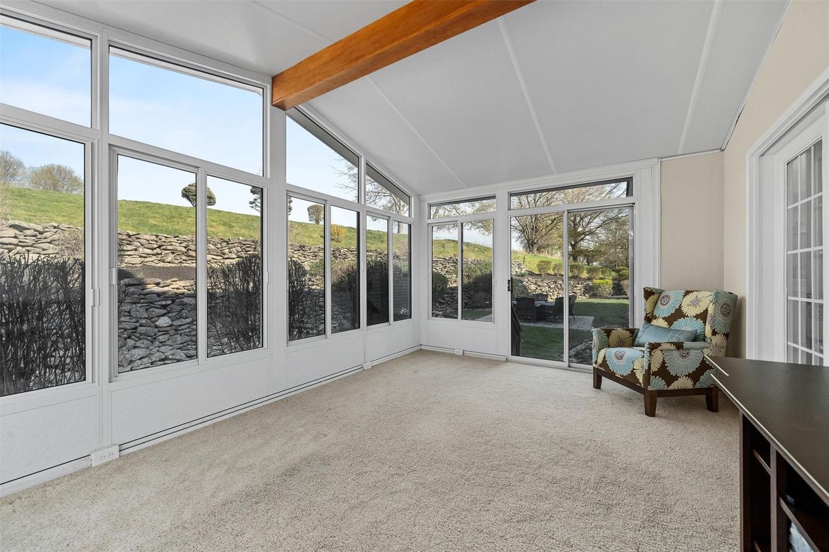 Empty room, Interior, Sun Room, Wooden Beams