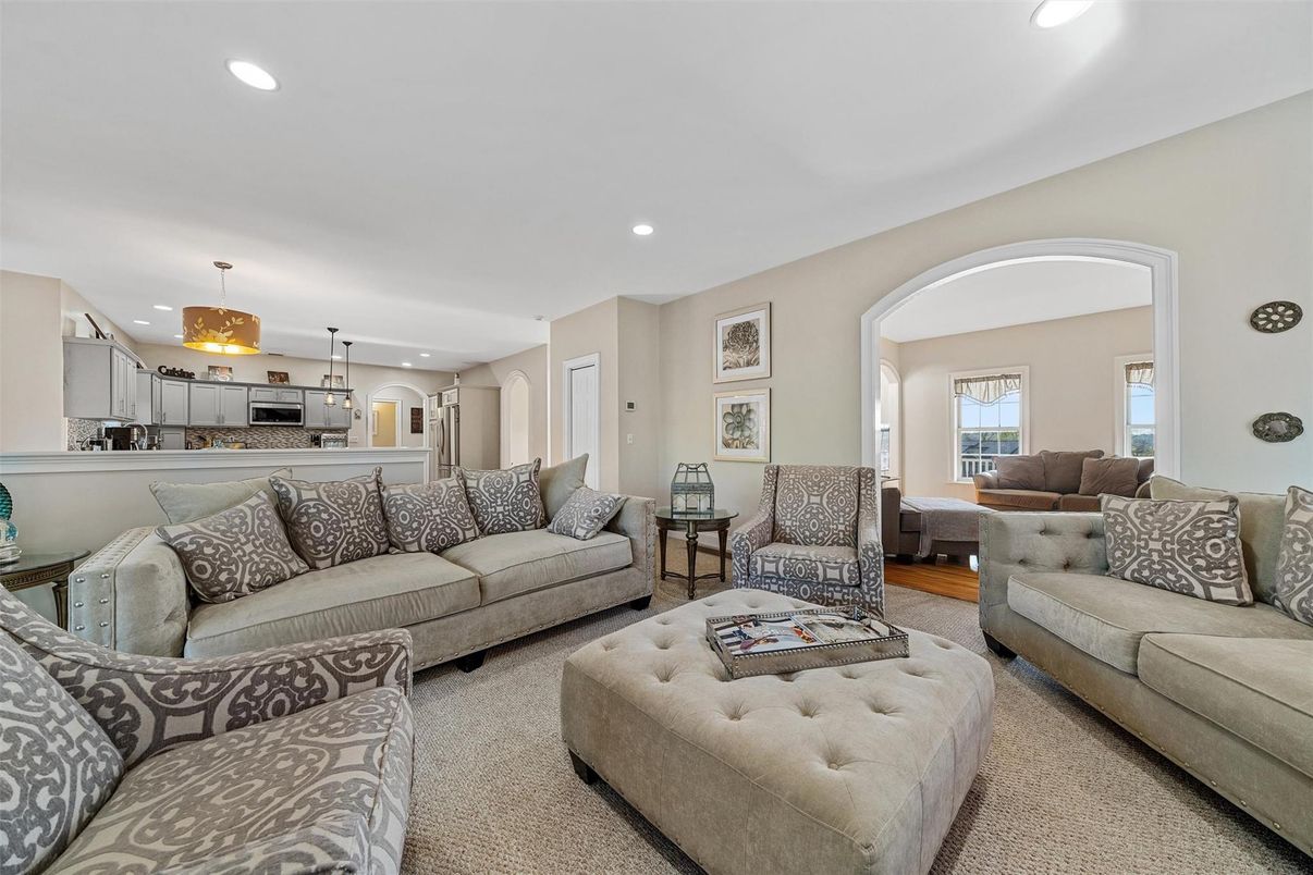 Interior, Living room, Pendant Lights, Recessed Lighting