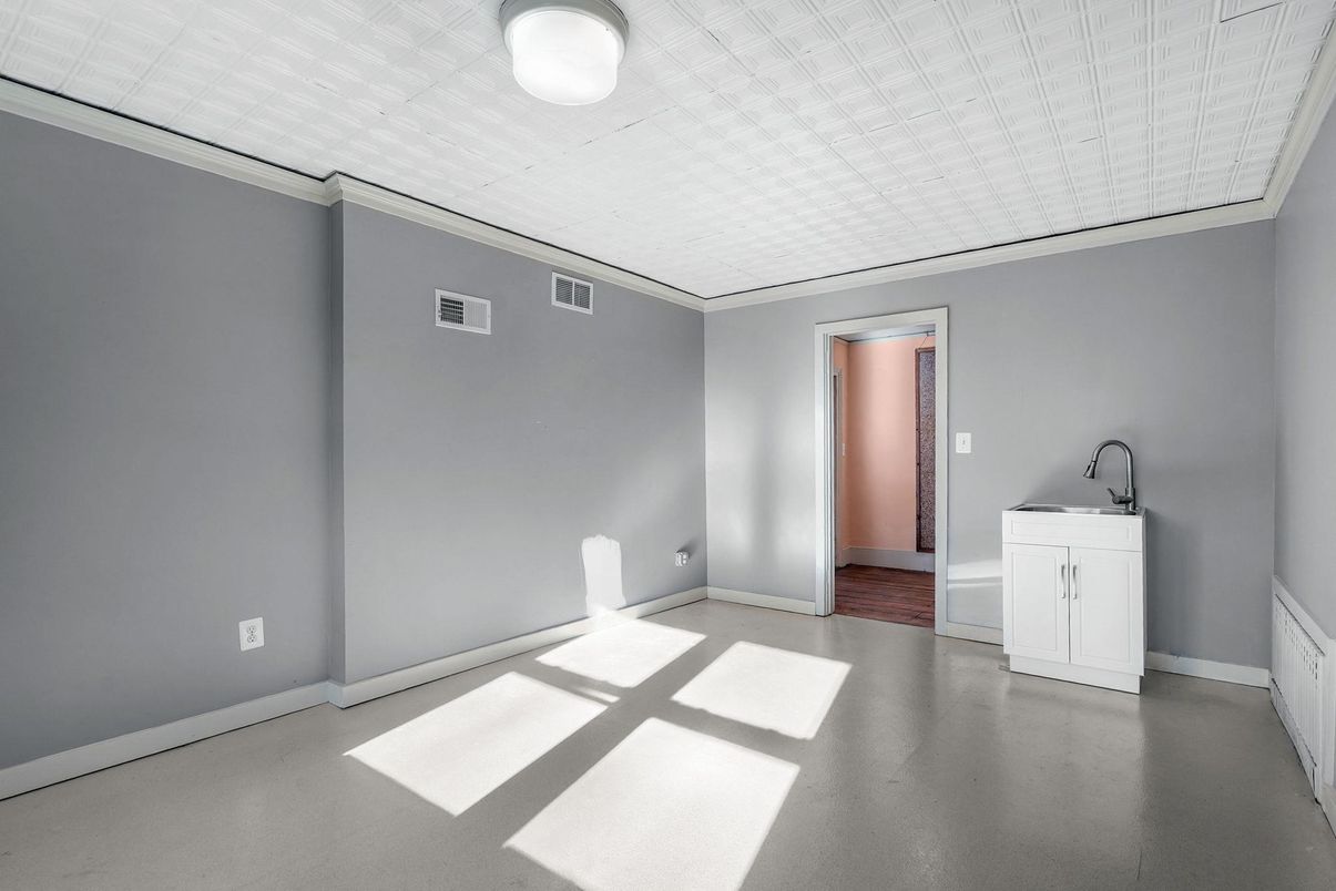 Empty room, Interior