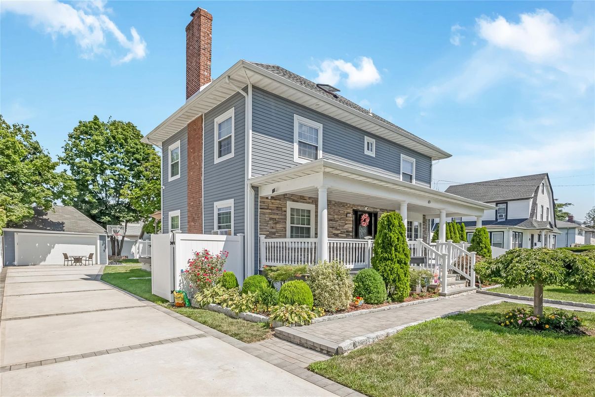 Exterior, Facade, American Foursquare