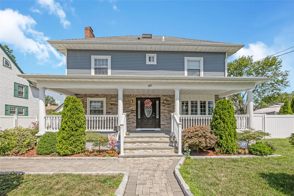Exterior, Facade, American Foursquare