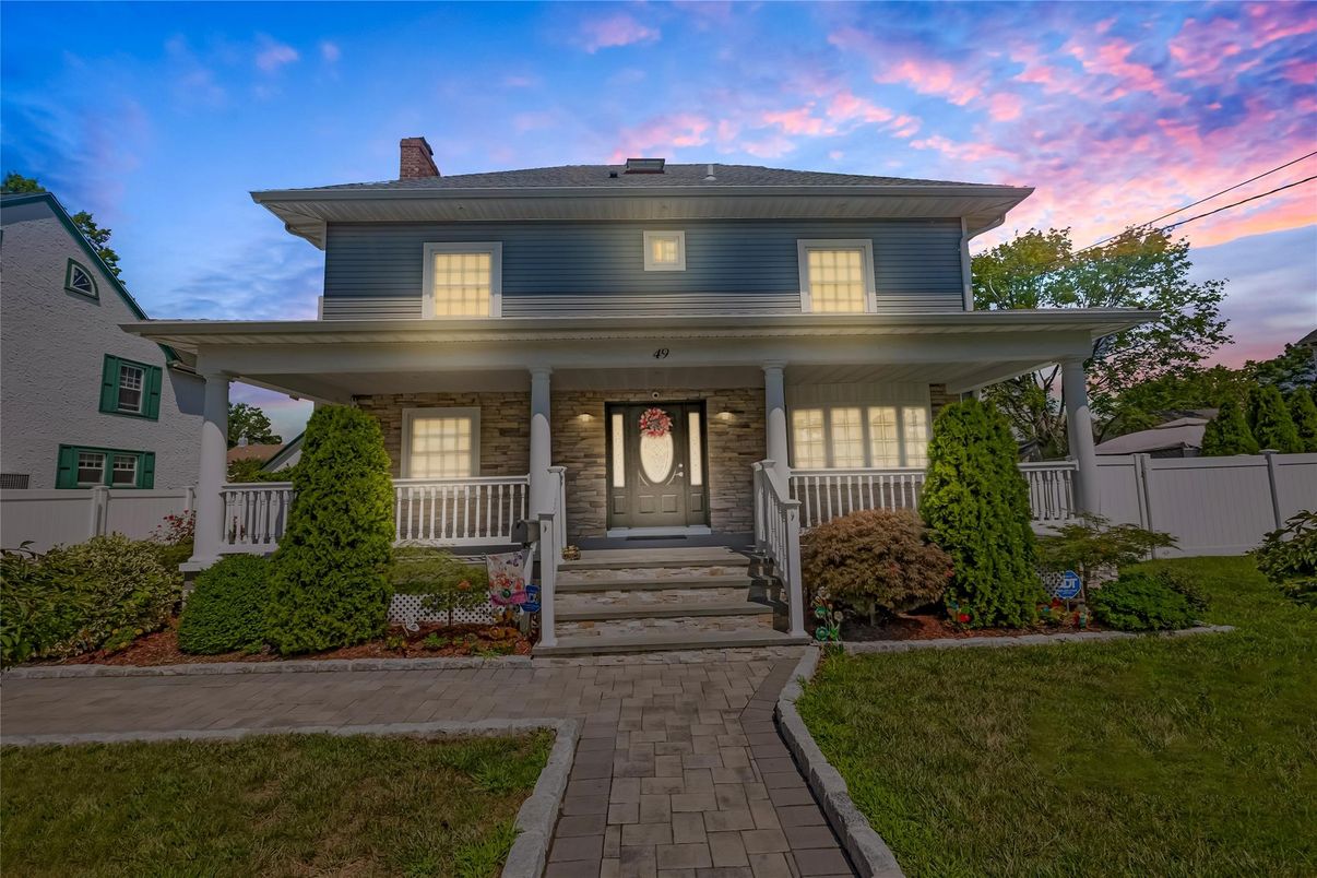 Exterior, Facade, American Foursquare