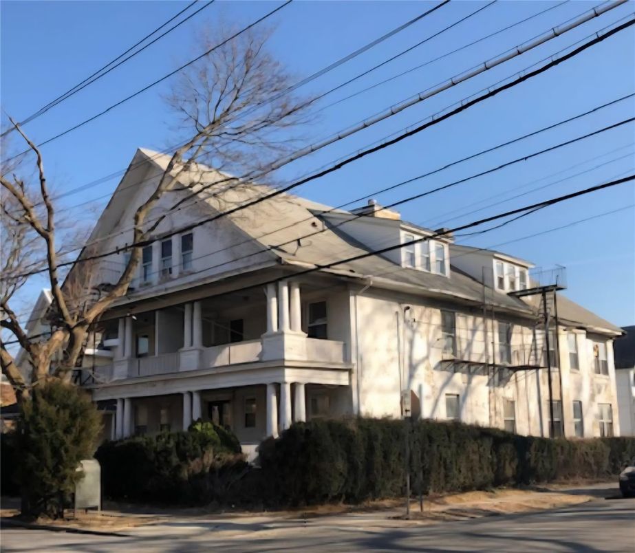 Exterior, Facade, Modern