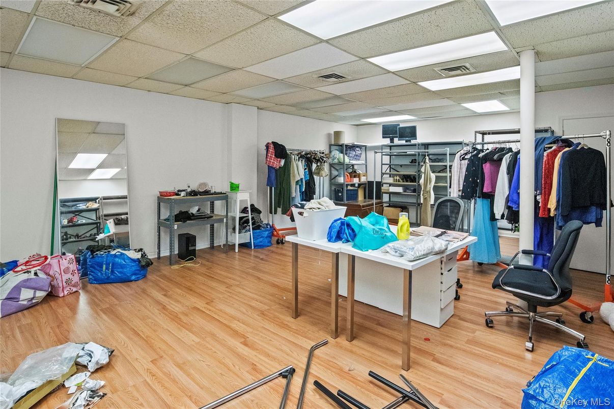 Interior, Walk-in Closets, Wood Texture Flooring