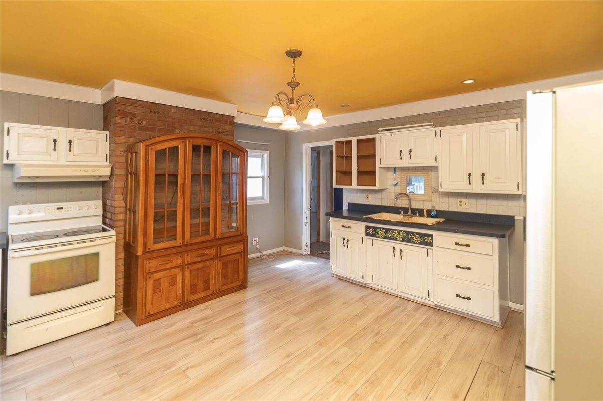 Chandelier, Interior, Kitchen, Pendant Lights, Recessed Lighting, Stone Walls, Wood Texture Flooring