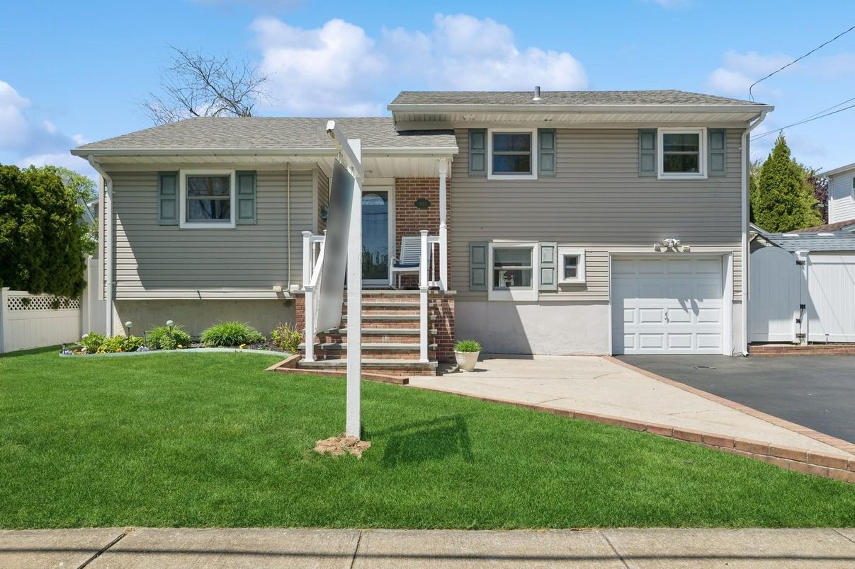 Attached, Exterior, Facade, Raised Ranch