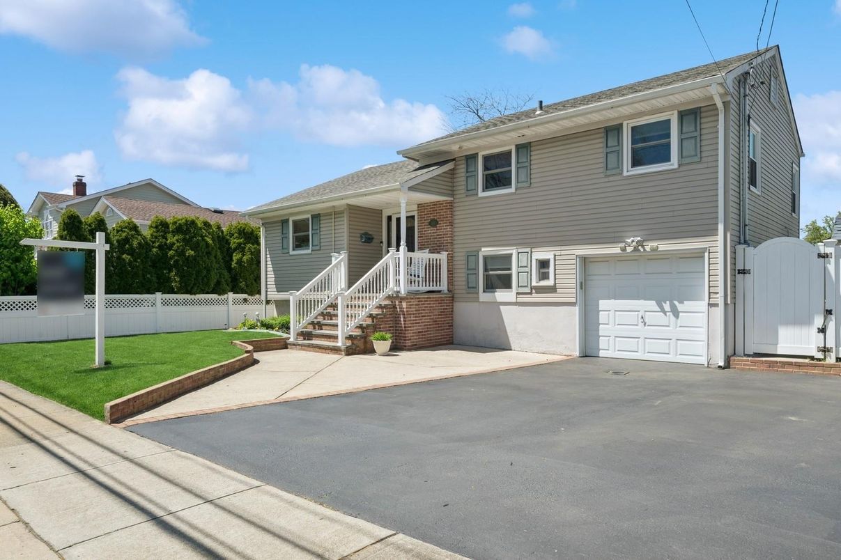 Attached, Exterior, Facade, Brick Facade, Split Level