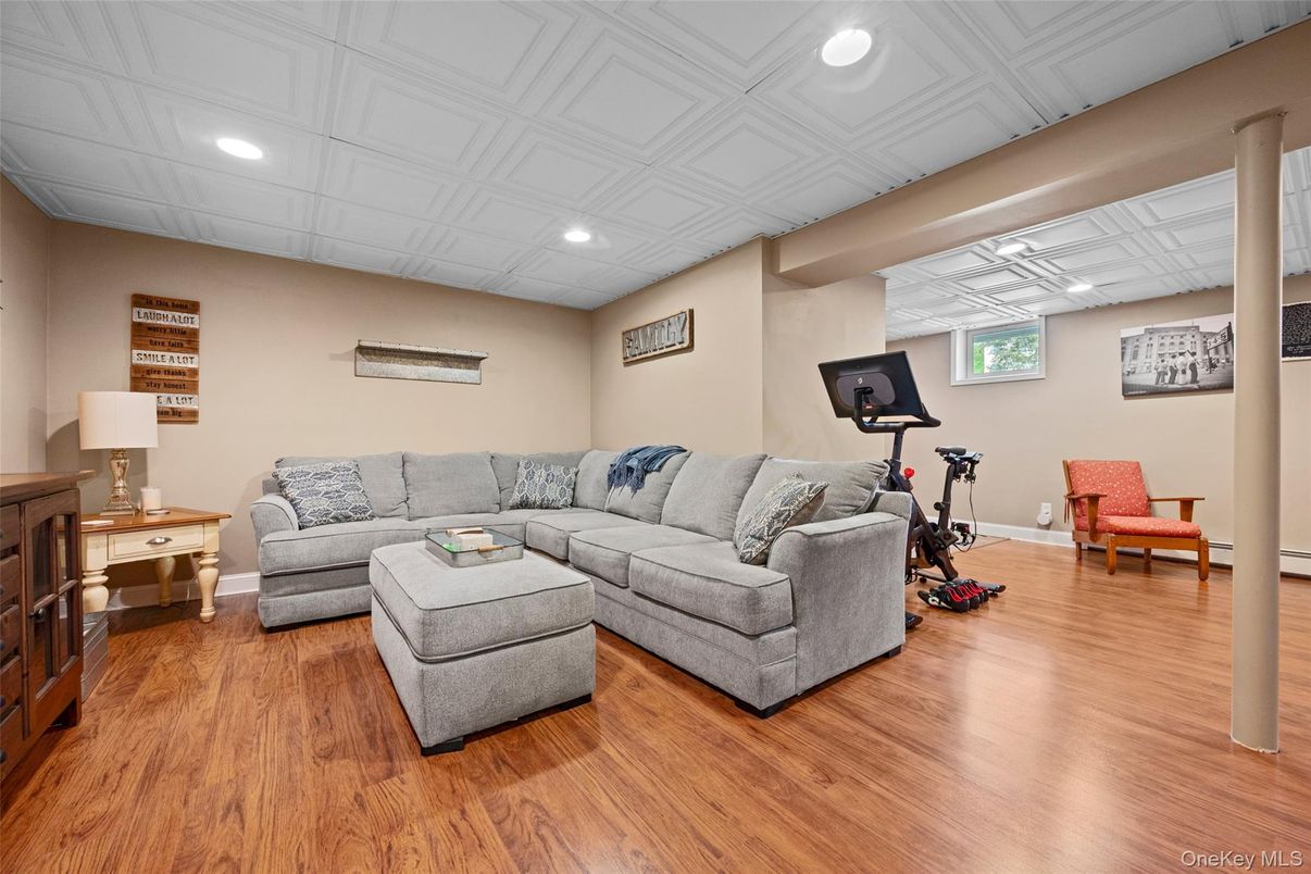 Fitness Equipment, Interior, Living room, Recessed Lighting, Wood Texture Flooring