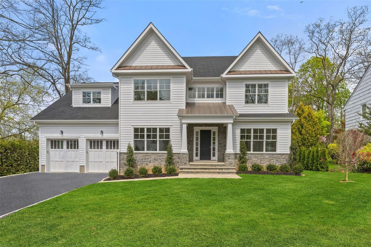 Attached, Exterior, Facade, Farmhouse