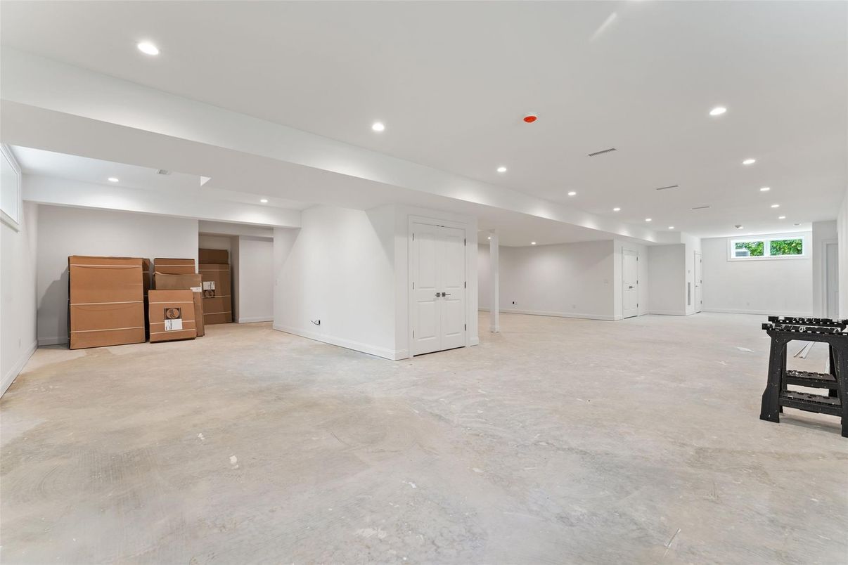 Empty room, Interior, Recessed Lighting