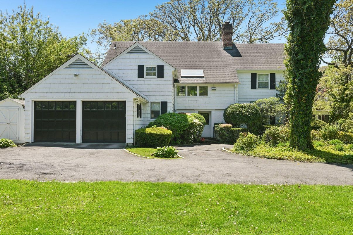 Attached, Exterior, Facade, Split Level