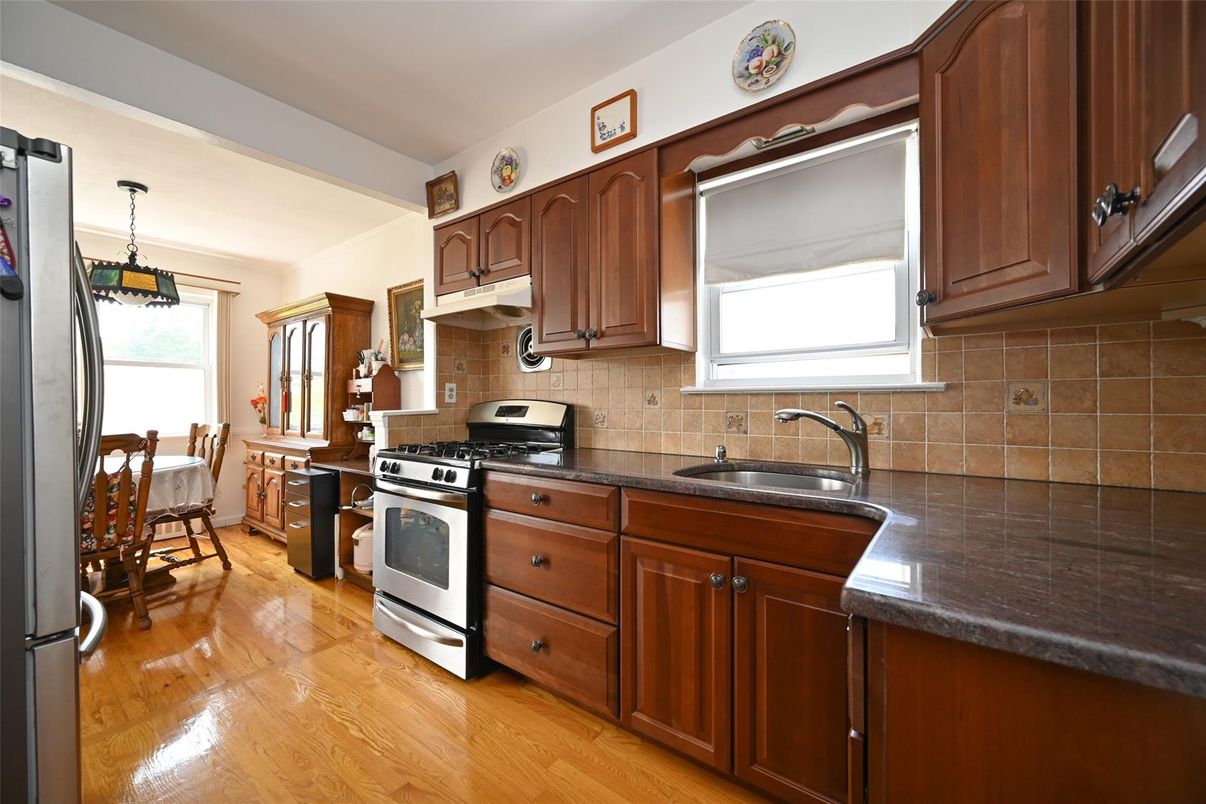 Dining room, Interior, Kitchen, Pendant Lights, Stainless Steel Appliances, Wood Texture Flooring