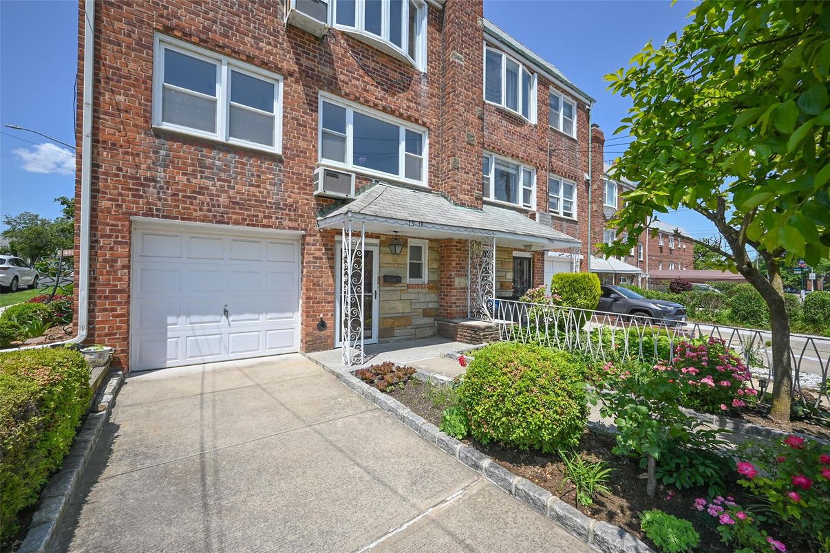 Attached, Exterior, Facade, Brick Facade, Rowhouse