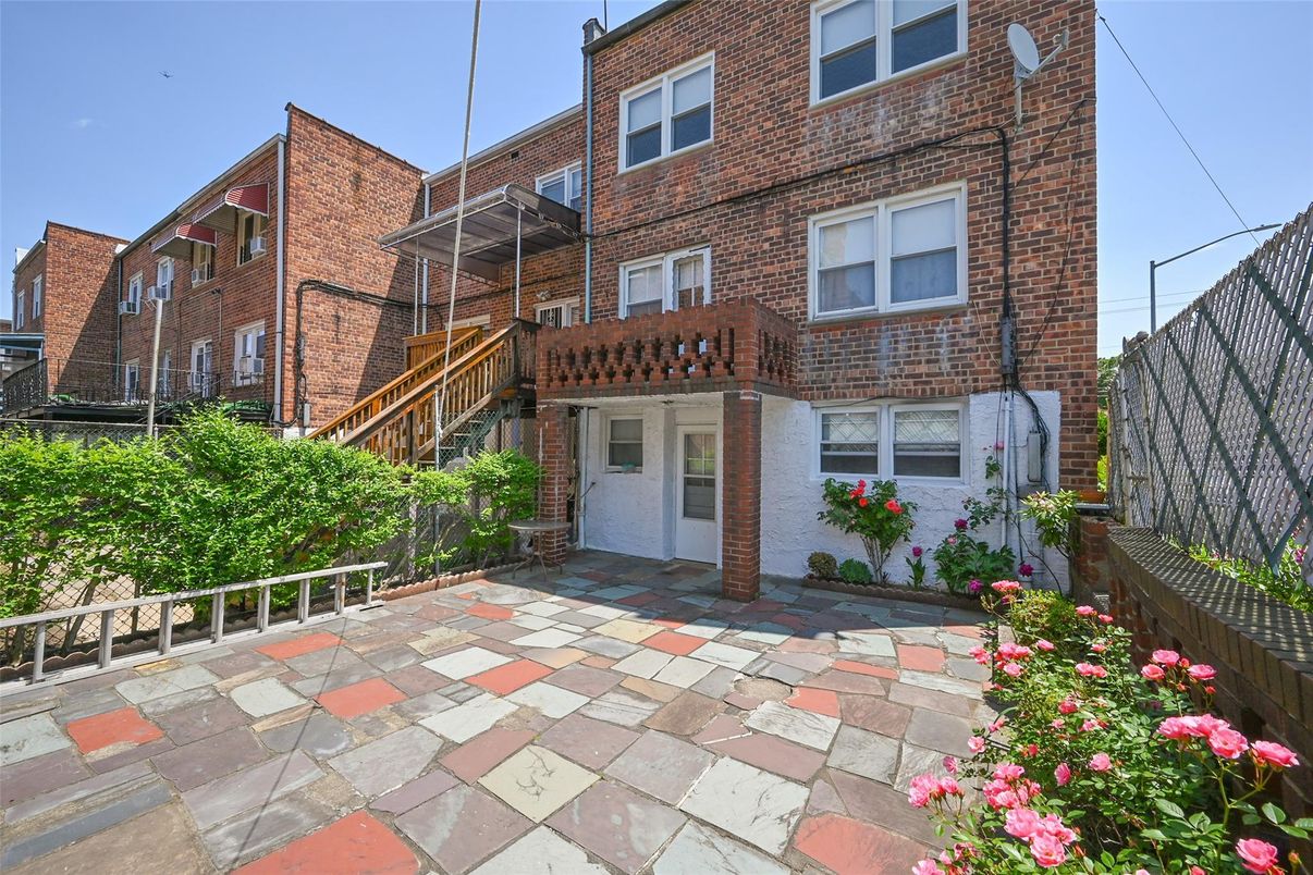 Exterior, Facade, Brick Facade, Rowhouse