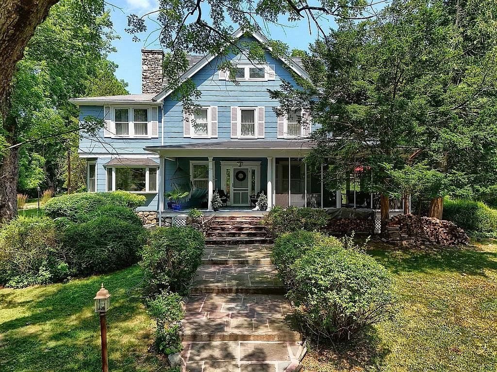 Exterior, Facade, Queen Anne Victorian