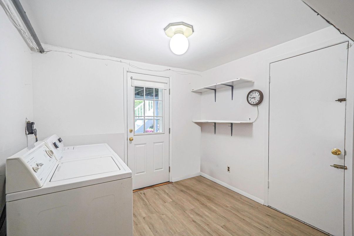 Interior, Utility Closets, Washer, Wood Texture Flooring
