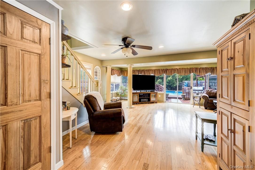 Interior, Recessed Lighting, Wood Texture Flooring