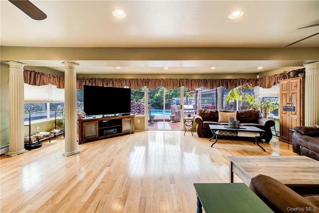 Interior, Living room, Recessed Lighting, Wood Texture Flooring