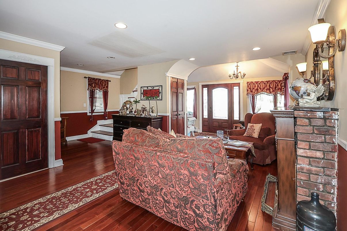 Chandelier, Interior, Living room, Recessed Lighting, Wood Texture Flooring