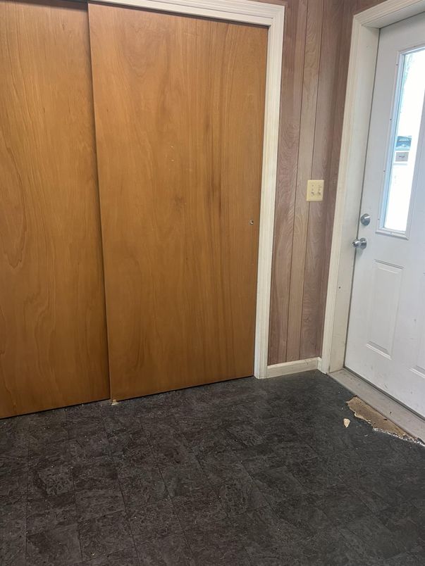 Empty room, Interior