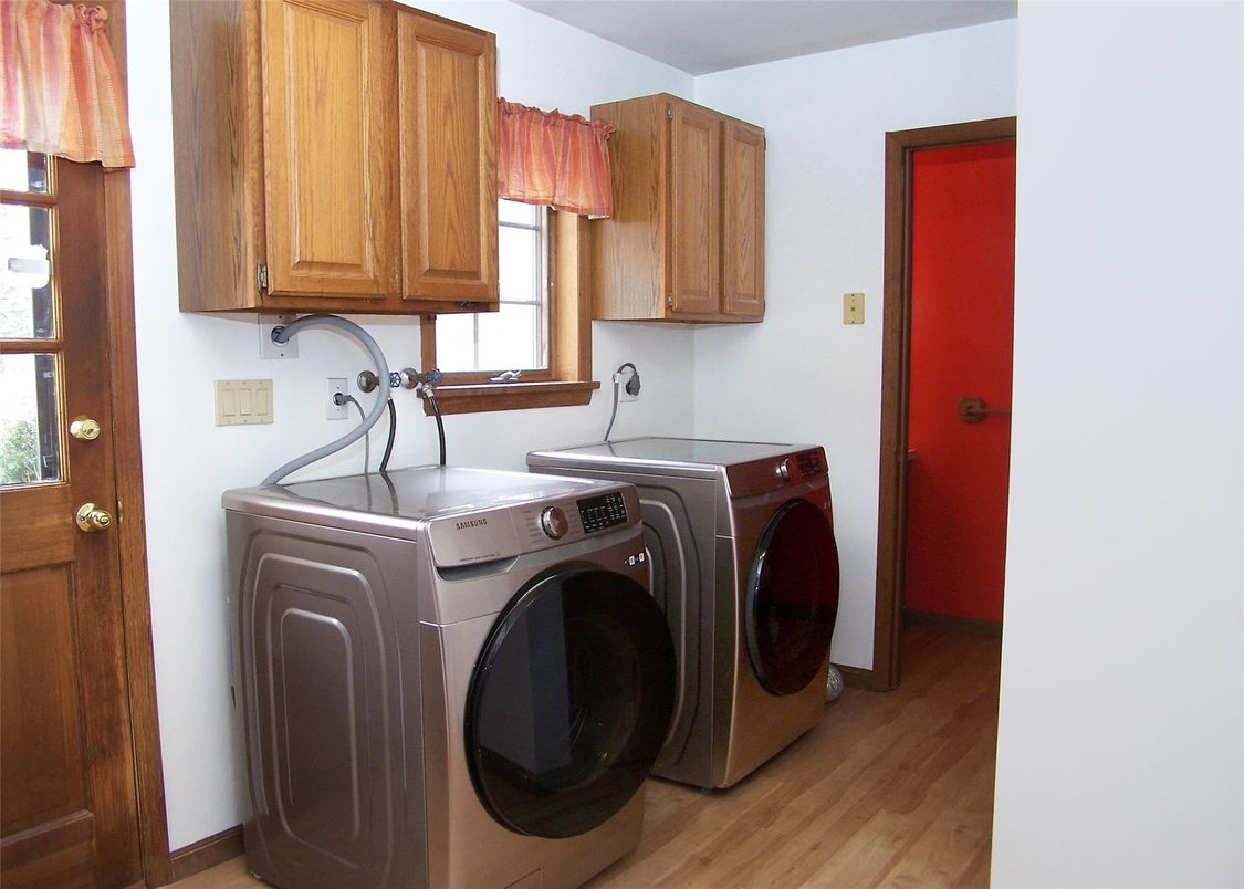 Interior, Washer, Wood Texture Flooring