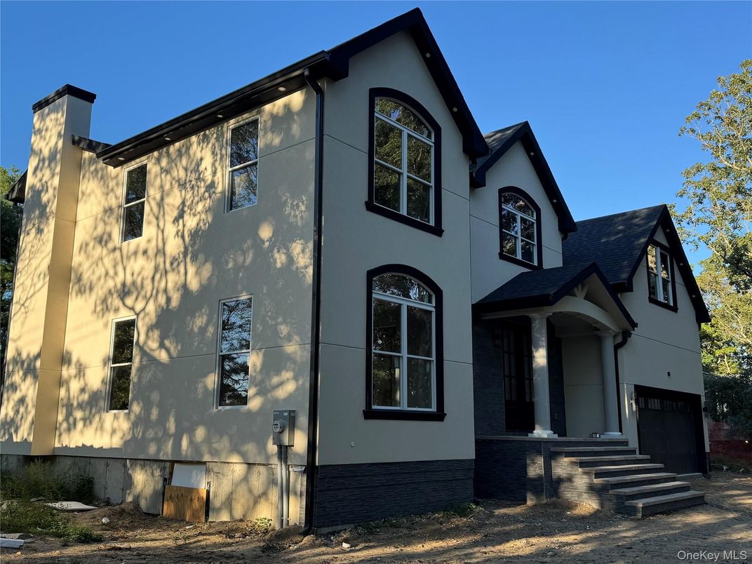 Attached, Exterior, Facade, Farmhouse