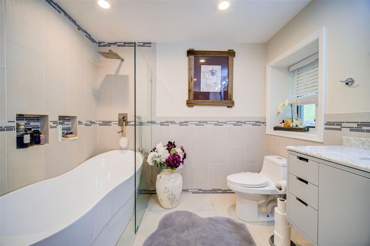 Bathroom, Interior, Recessed Lighting