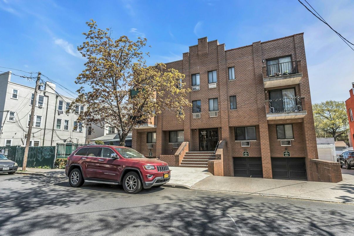 Exterior, Facade, Brick Facade, Rowhouse