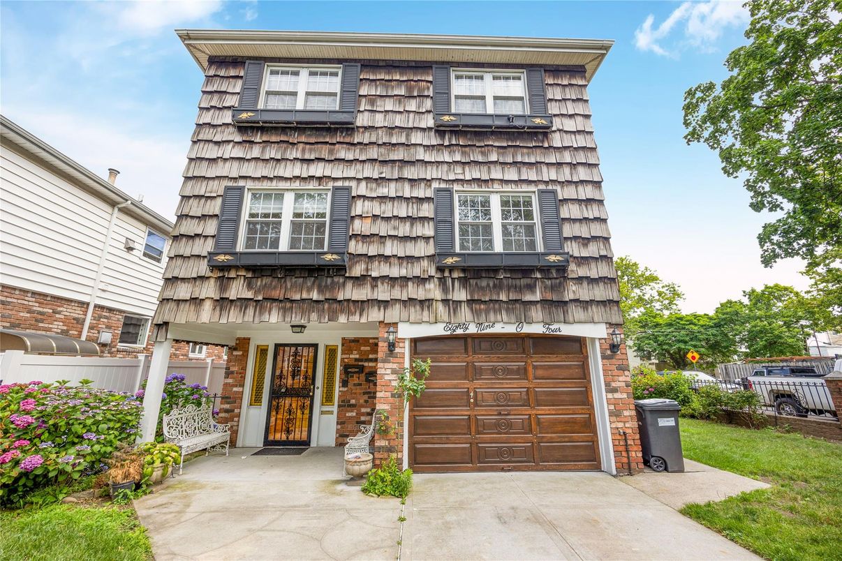 Attached, Exterior, Facade, American Foursquare