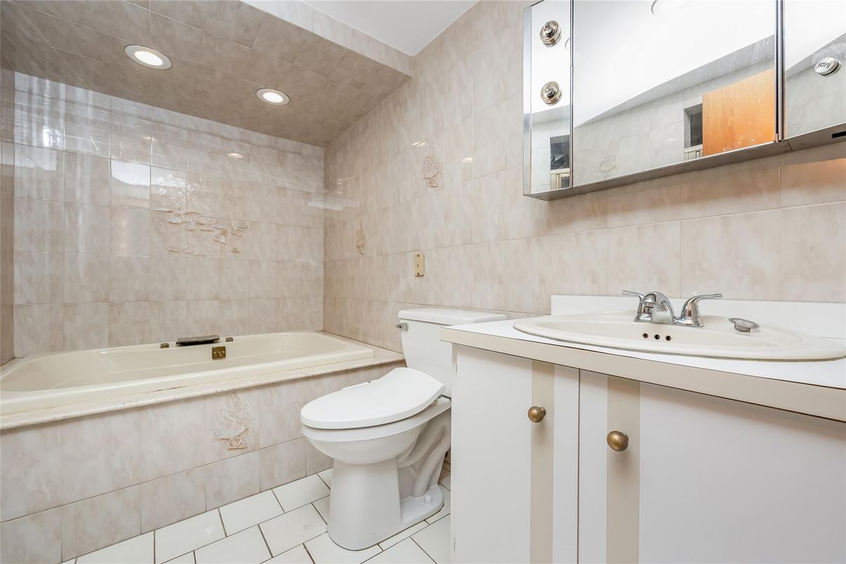 Bathroom, Interior, Recessed Lighting