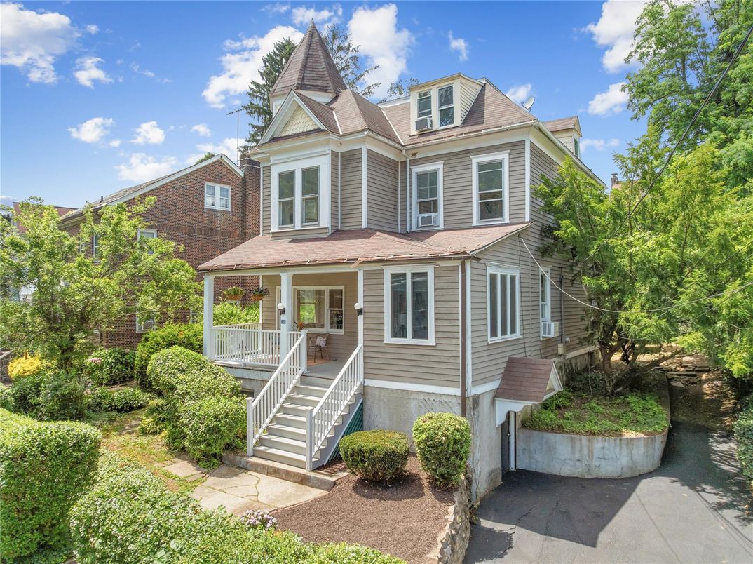 Exterior, Facade, Queen Anne Victorian