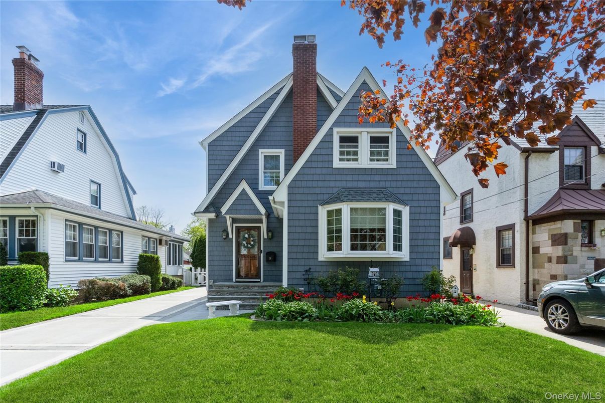 Exterior, Facade, Queen Anne Victorian