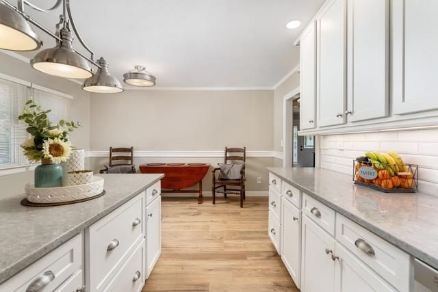 Dining room, Interior, Kitchen, Pendant Lights, Recessed Lighting, Wood Texture Flooring