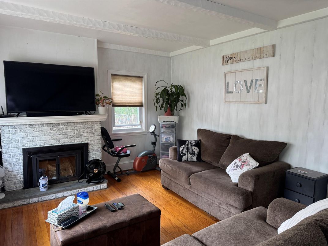Fireplace, Fitness Equipment, Interior, Living room, Wood Texture Flooring